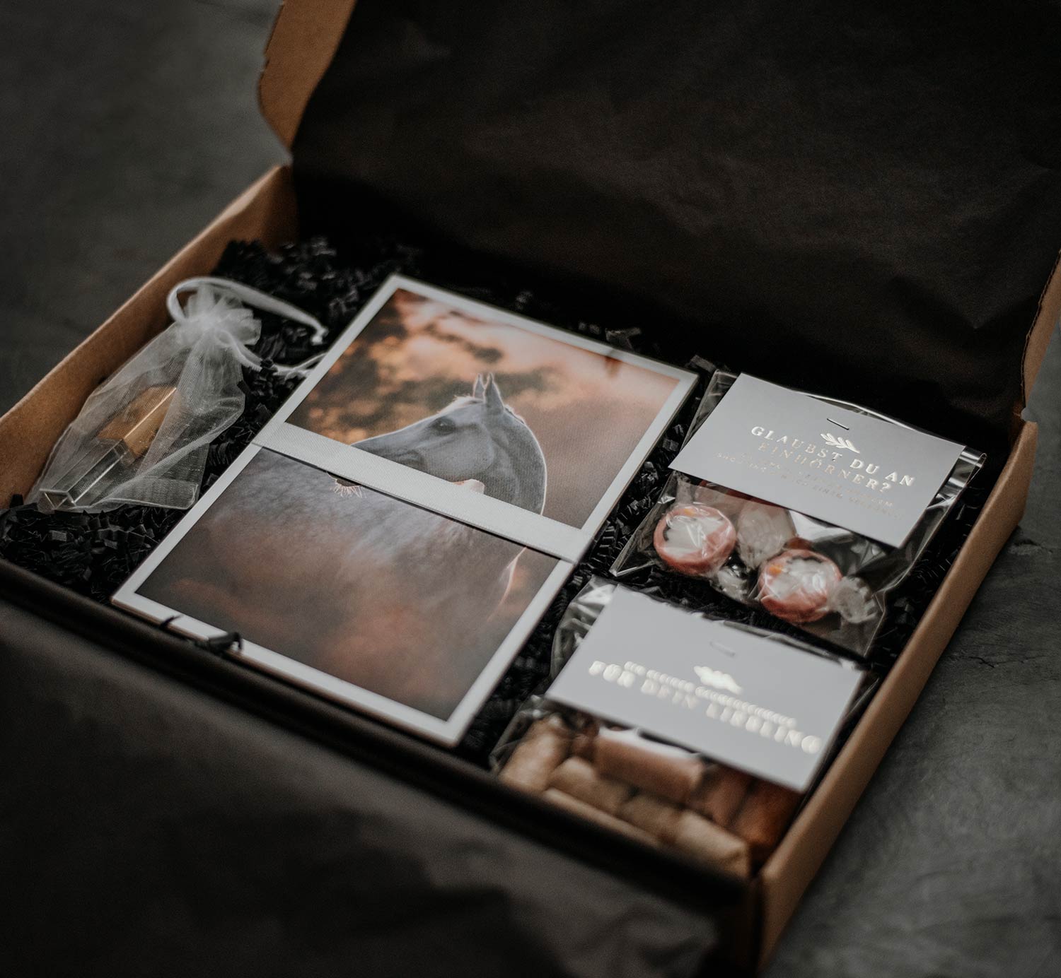 Finales Foto-Paket aus der Pferdefotografie Schweiz mit Foto-Abzügen, USB Stick und kleinen Geschenken