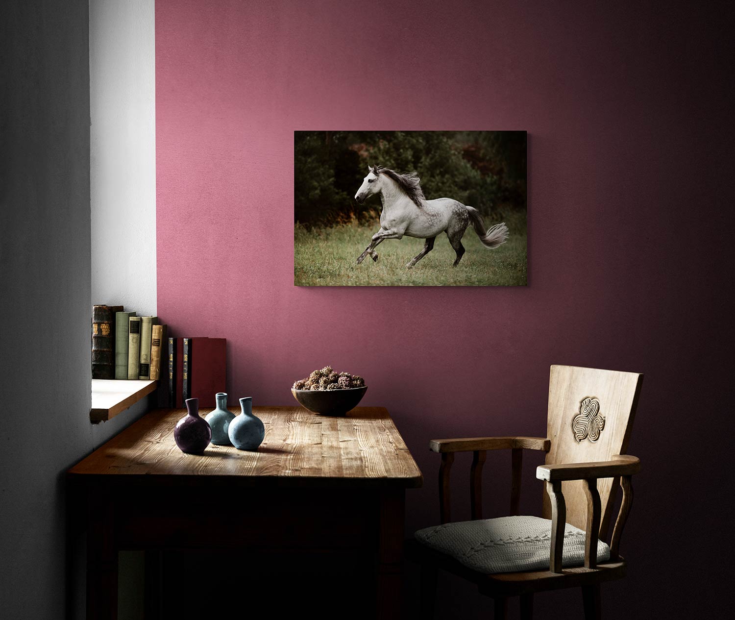 Wandbild von einem Hengst hängt an der Wand über einem Tisch und Stuhl